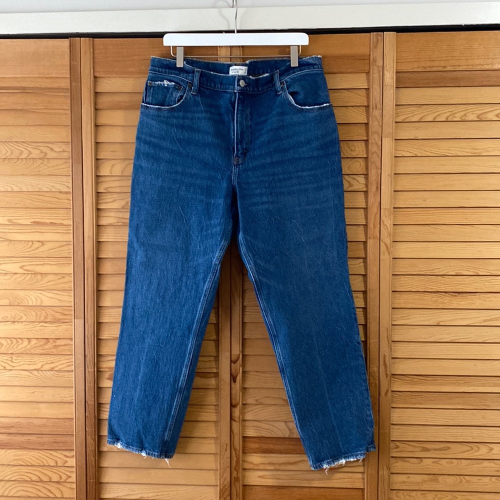 Abercrombie and Fitch “90’s Straight Ultra High Rise” in 16 SHORT